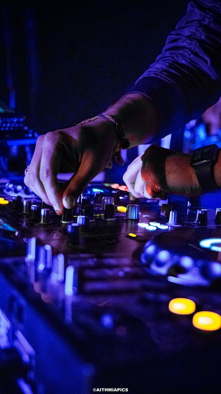 DJ mezclando música en consola