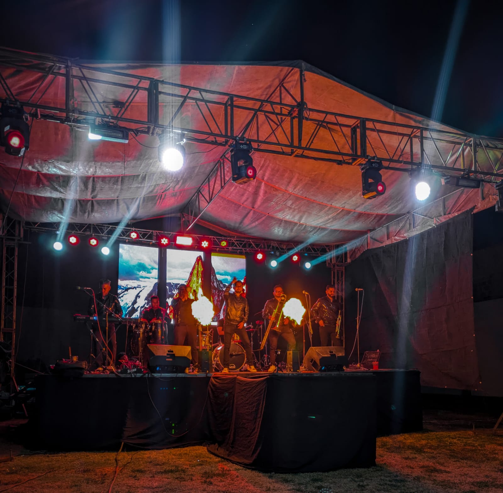 Producción de escenario con grupo musical