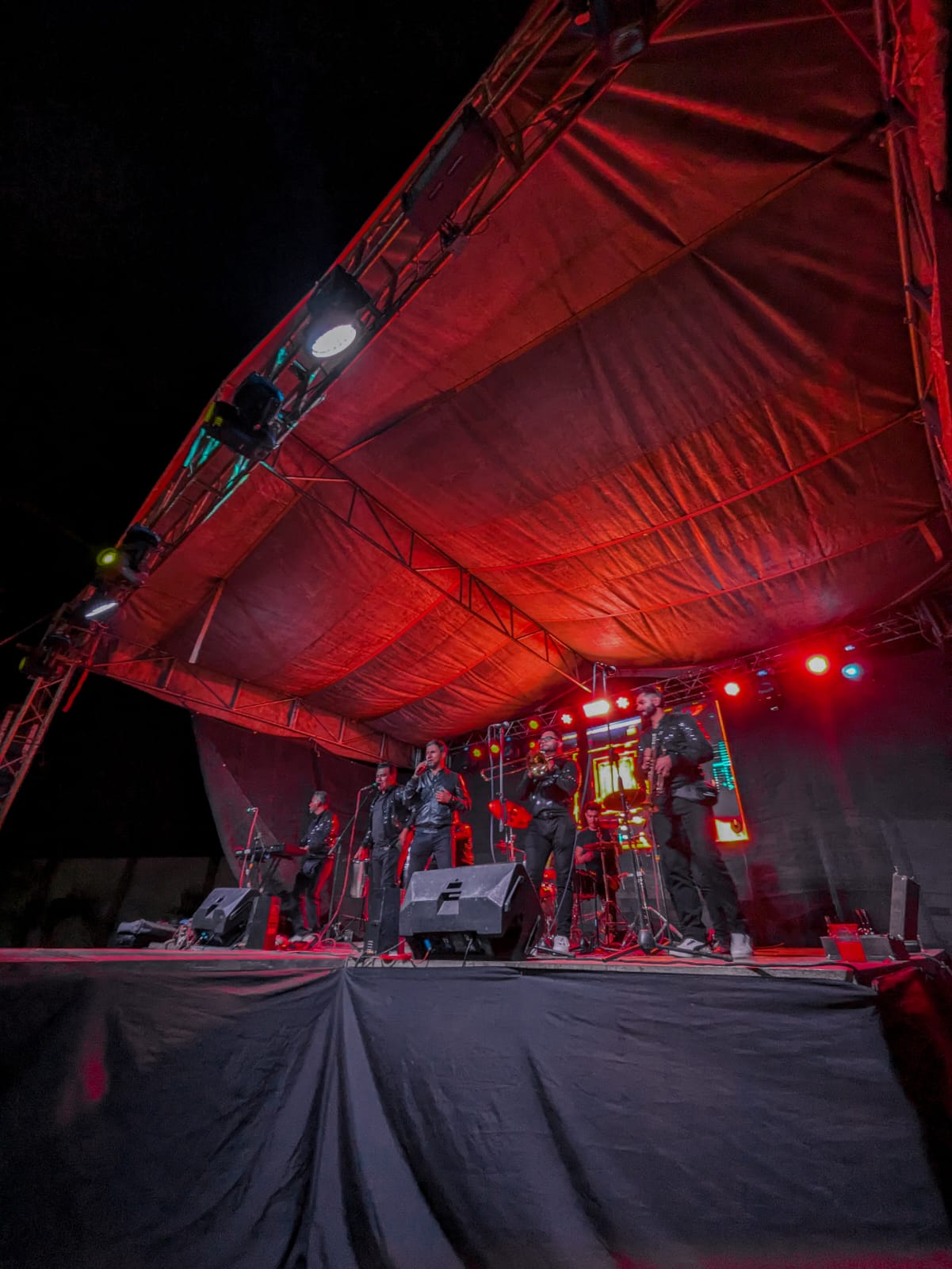 Escenario con iluminación roja