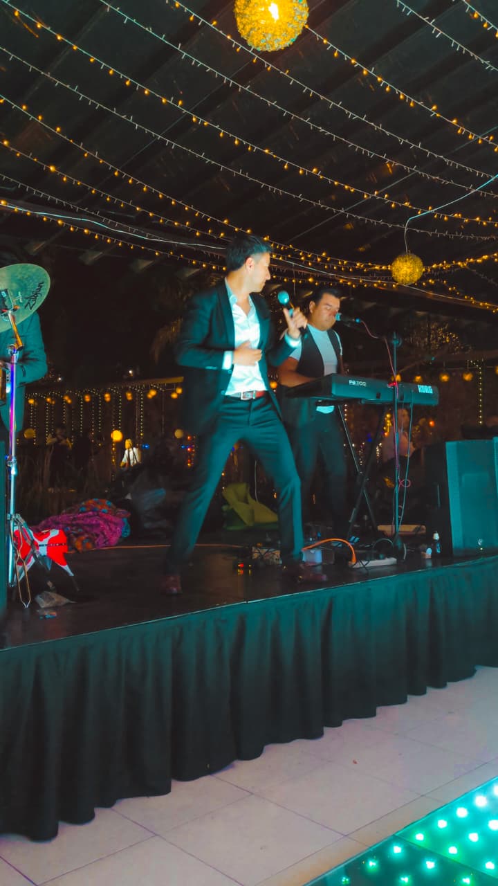Vocalista y músicos durante evento