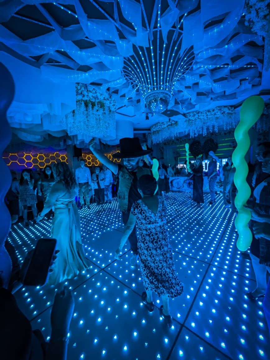 Pista LED azul durante evento